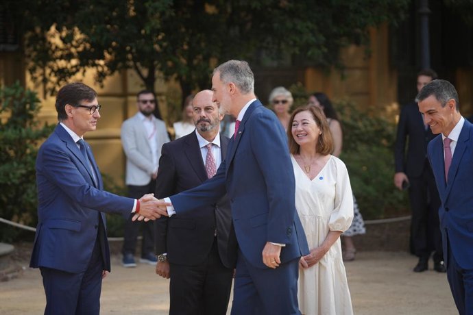 (E-D) El president de la Generalitat de Cataluña, Salvador Illa, rep al Rei Felip VI, a 6 de juny del 2025, el Barcelona, Catalunya (España).