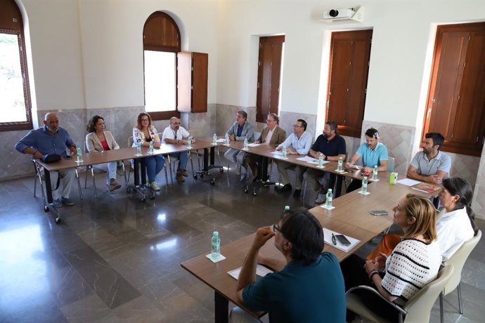 Representantes de las diversas organizaciones para la firma del manifiesto en defensa de la escuela concertada en Andalucía.