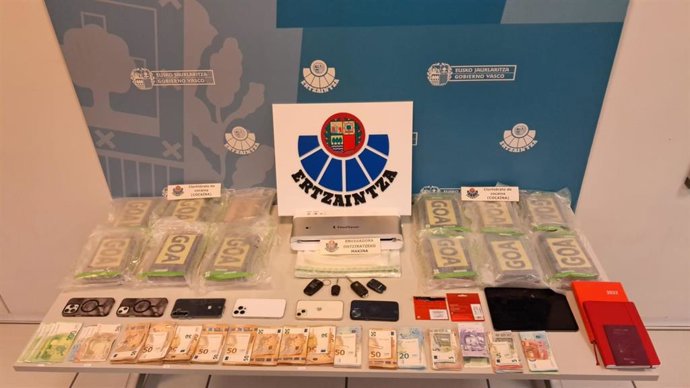 Material incautado por la Ertzaintza en la operación antidrogas de Lezo (Gipuzkoa)