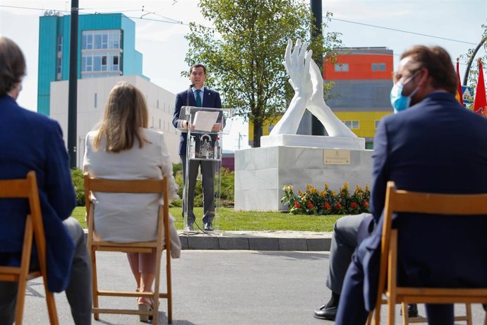 Archivo - Inauguración de la escultura-homenaje a los trabajadores de la sanidad en Andalucía y de todos los sectores esenciales por su entrega y sacrificio durante la pandemia de covid-19 en septiembre del 2020