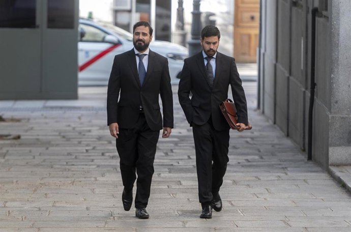 El eurodiputado y líder de Se Acabó La Fiesta (SALF), Luis 'Alvise' Pérez (I), a su llegada al Tribunal Supremo, a 5 de junio de 2025, en Madrid (España). 