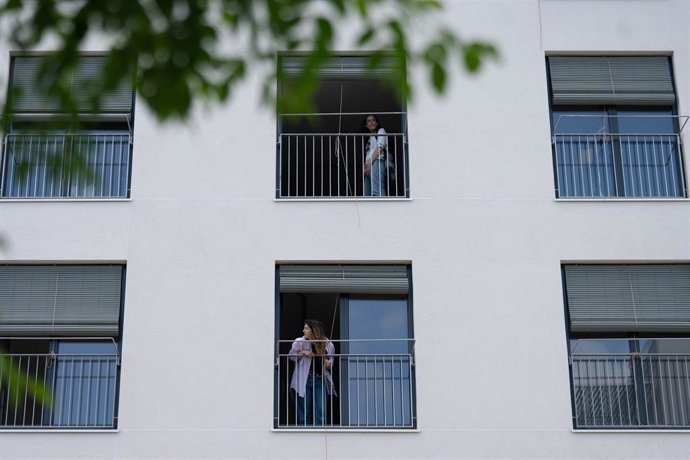 Nuevos inquilinos durante la entrega de las llaves de una promoción pública de alquiler asequible, a 26 de mayo de 2025, en Barcelona, Cataluña (España). 