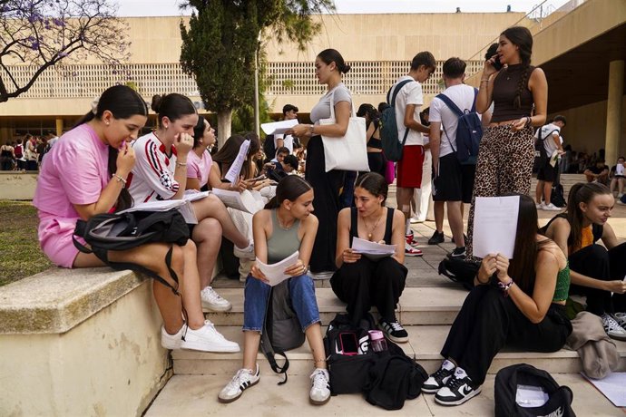 Imágenes de la primera jornada de la Prueba de Acceso a la Universidad en Andalucía en la Facultad de Medicina, a 3 de junio de 2025 en Málaga, Andalucía (España). 