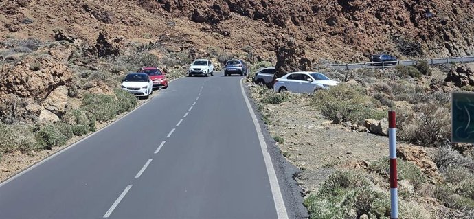 Archivo - Coches aparcados en los márgenes de la carretera en el Parque Nacional del Teide