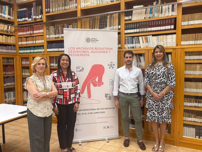 La directora del Archivo Distrital de Barranquilla, Margarita Monsalve Salas, visita el Archivo Municipal de Murcia