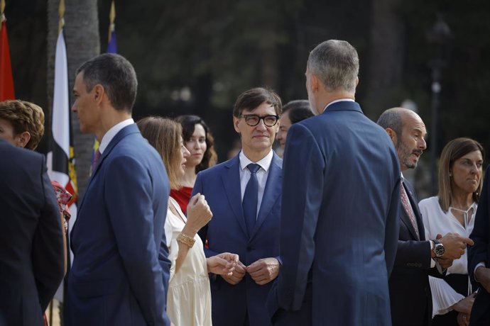 El president de la Generalitat, Salvador Illa, i el rei Felip VI, durant la XXVIII la Conferència de Presidents