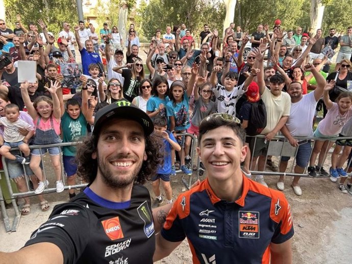Alex Rins (izda) y José Antonio Rueda (dcha) durante el encuentro con aficionados previo al GP Aragón 2025