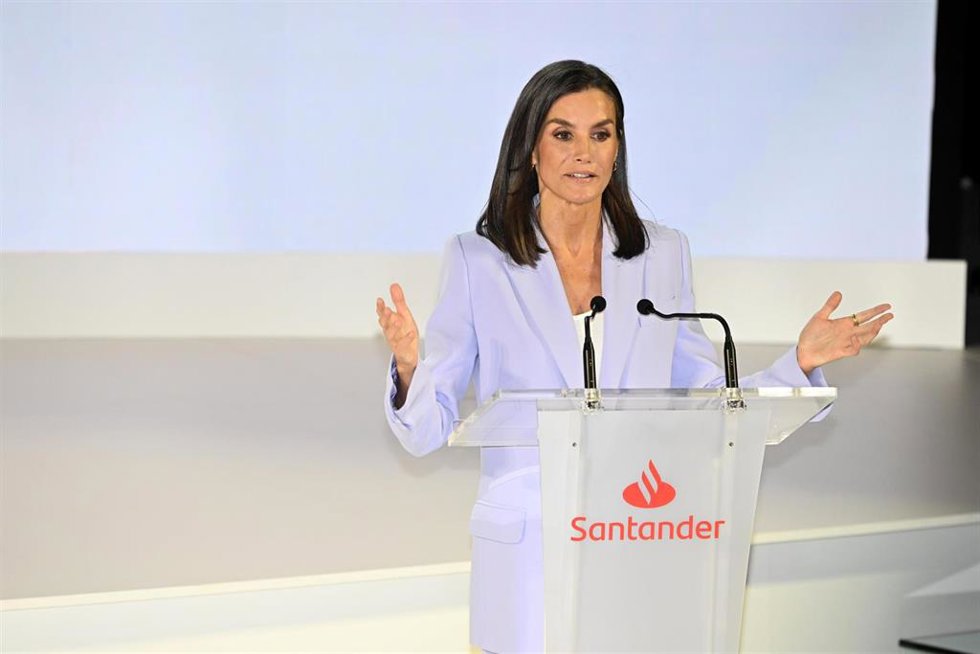Archivo - La reina Letizia preside la entrega de premios de la XVI Convocatoria "Euros de tu Nómina", a 11 de junio de 2024, en Madrid (España). "Euros de tu Nómina" es una de las iniciativas más relevantes de Banco Santander para los miles de empleados