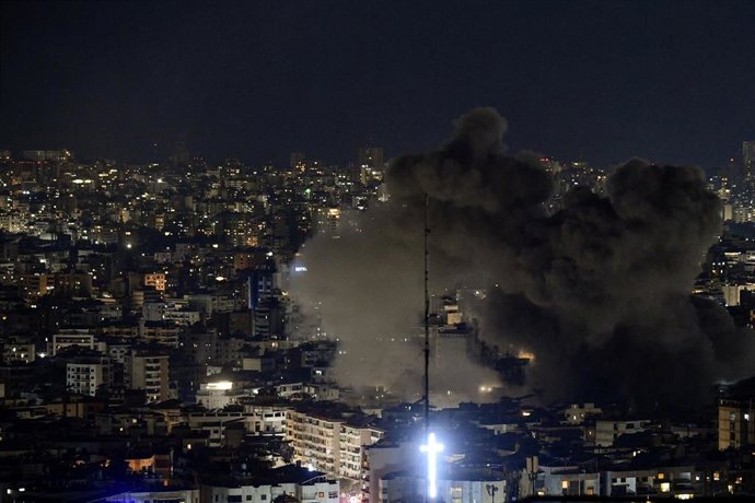 Columna de humo tras un bombardeo ejecutado por el Ejército de Israel contra la capital de Líbano, Beirut, el 5 de junio de 2025 (archivo)