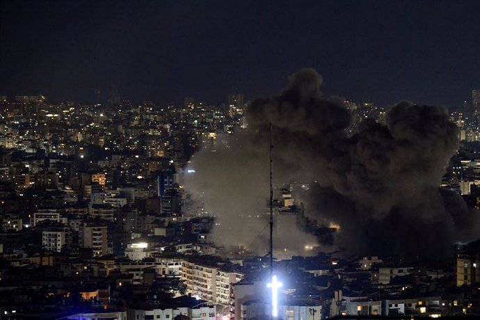 Columna de humo tras un bombardeo ejecutado por el Ejército de Israel contra la capital de Líbano, Beirut, el 5 de junio de 2025 (archivo)