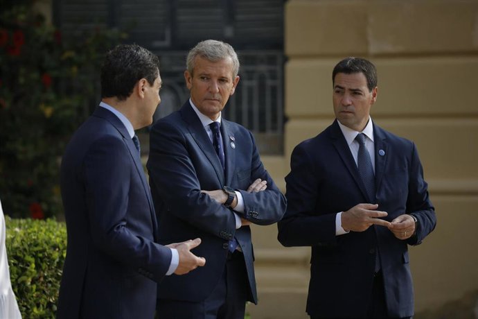 El presidente de la Junta de Andalucía, Juanma Moreno, el presidente de la Xunta de Galicia, Alfonso Rueda, y el lehendakari del País Vasco, Imanol Pradales, durante la XXVIII Conferencia de Presidentes, en Palau de Pedralbes de Barcelona