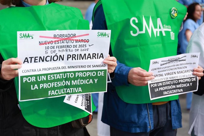 Archivo - Un grupo de médicos se concentra ante el Hospital Macarena de Sevilla contra la propuesta de Estatuto Marco del Ministerio de Sanidad. A 05 de marzo de 2025, en Sevilla (Andalucía, España). 
