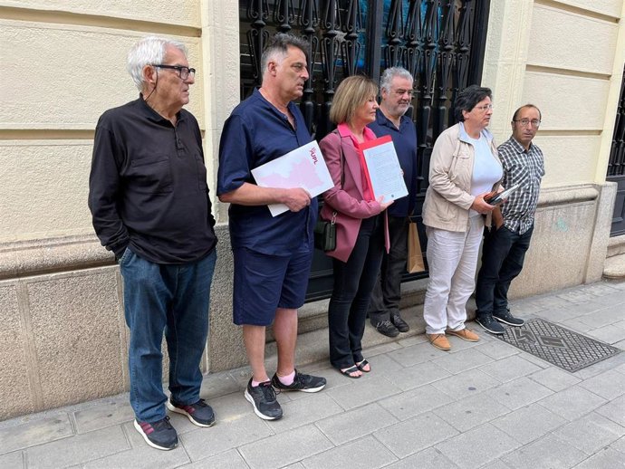 Los representantes de los colectivos demandantes, a las puertas de los juzgados de Zamora.