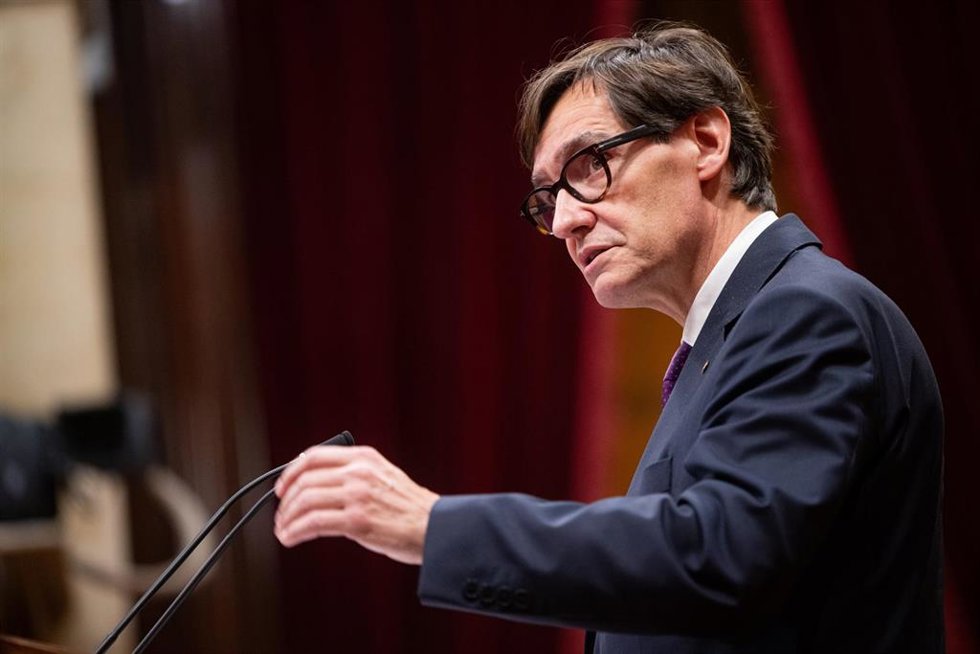 Archivo - El presidente de la Generalitat, Salvador Illa, interviene durante el primer Debate de Política General (DPG) en el Parlament de su legislatura, a 8 de octubre de 2024, en Barcelona, Catalunya (España). El Debate de Política General (DPG) se a