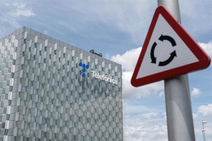 Fachada del edificio de Distrito Telefónica, a 20 de mayo de 2025, en Madrid (España).
