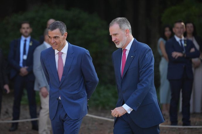 El president del Govern, Pedro Sánchez (e) i el Rei Felip VI (d), arriben a la XXVIII Conferència de Presidents, al Palau de Pedralbes de Barcelona, a 6 de juny del 2025, a Barcelona, Catalunya (Espanya). 