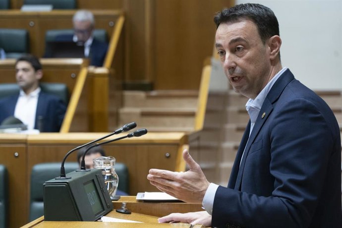 Archivo - El vicelehendakari y consejero de Economía, Trabajo y Empleo, Mikel Torres