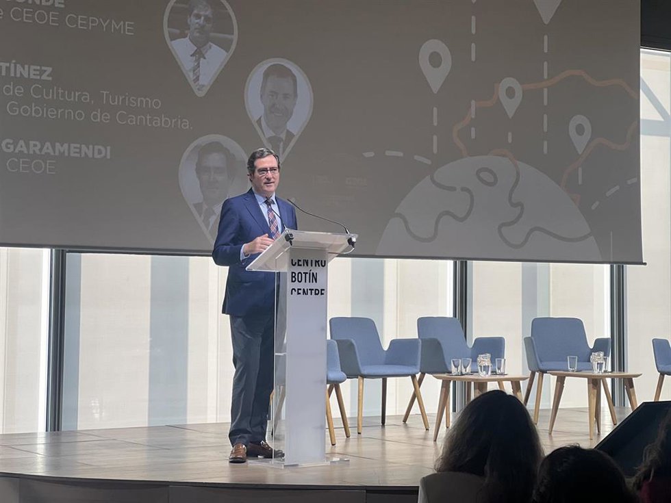 El presidente de CEOE, Antonio Garamendi, interviene en un foro sobre turismo organizado por CEOE-Cepyme Cantabria en Santander