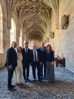 Jordi Hereu, en el centro, junto al alcalde de León y el delegado del Gobierno, en su visita al parador de San Marcos.