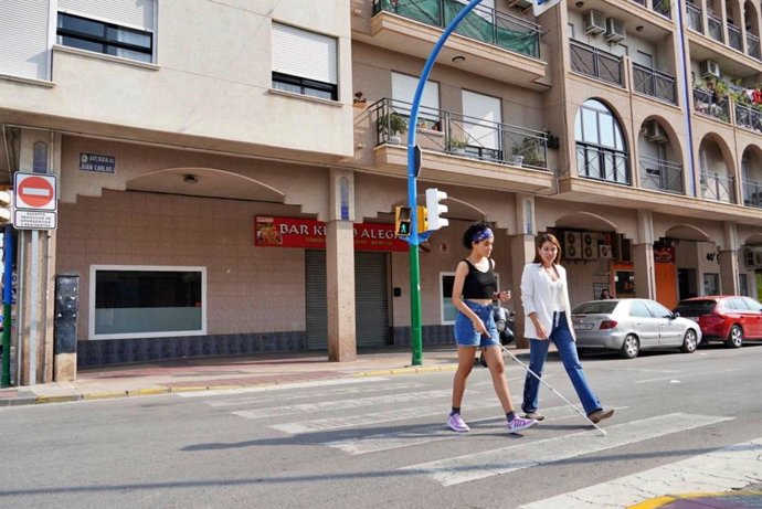 La concejala de Atención Social, Reme Yagües, y Helena, una niña santomerana usuaria del sistema 'Passblue'