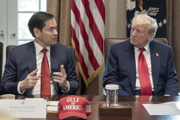 Archivo - Arquivo - 30 de abril de 2025, Washington, Distrito de Columbia, EUA: O Secretário de Estado dos Estados Unidos, MARCO RUBIO, fala enquanto o Presidente dos EUA, DONALD J TRUMP, observa durante uma reunião de gabinete na Sala de Gabinete da Casa