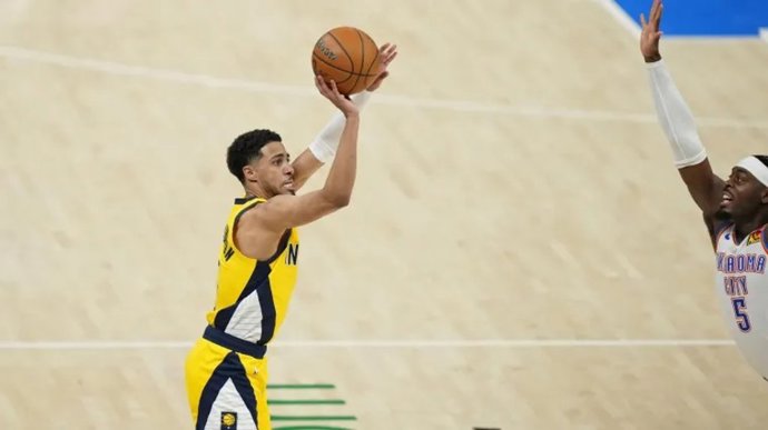 Tyrese Haliburton lanza a canasta en el Thunder-Pacers de las Finales de la NBA 24-25