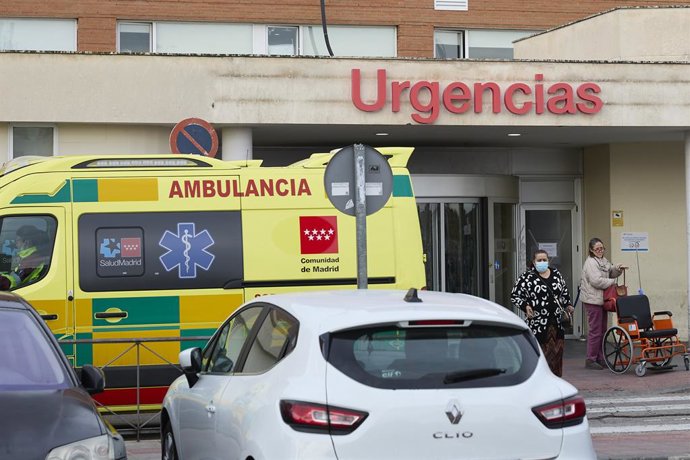 Archivo - Arquivo - Uma ambulância no Departamento de Emergência do Hospital 12 de Octubre, em 8 de janeiro de 2024, em Madri (Espanha). Contra os avisos dos sindicatos de que a situação no Departamento de Emergência de vários hospitais pioraria com a che