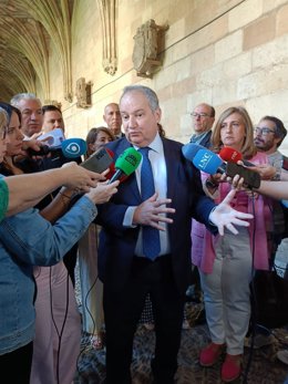 Hereu atiende a los medios en León, en el Parador.