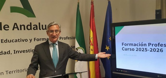 El delegado territorial de Desarrollo Educativo y Formación Profesional, Miguel Ángel Araúz, en rueda de prensa.