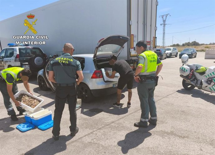 Imagen de los agentes de la Guardia Civil, descargando el marisco ndel maletero