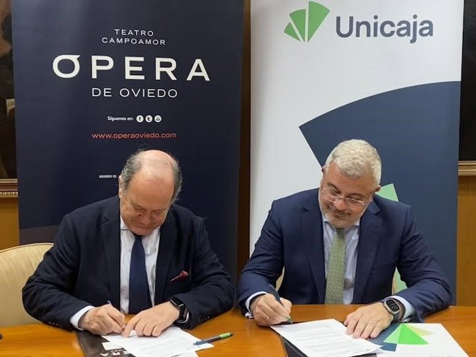 Firma del convenio entre Unicaja y Fundación Ópera de Oviedo