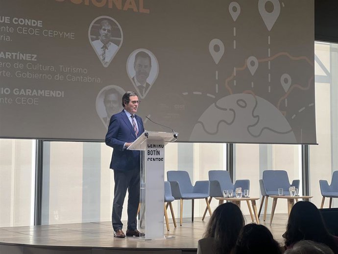 El presidente de CEOE, Antonio Garamendi, interviene un foro de turismo organizado por CEOE-Cepyme Cantabria en Santander