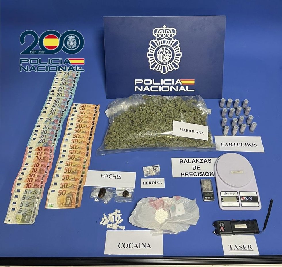 Droga, dinero y utensilios intervenidos durante la operación policial.