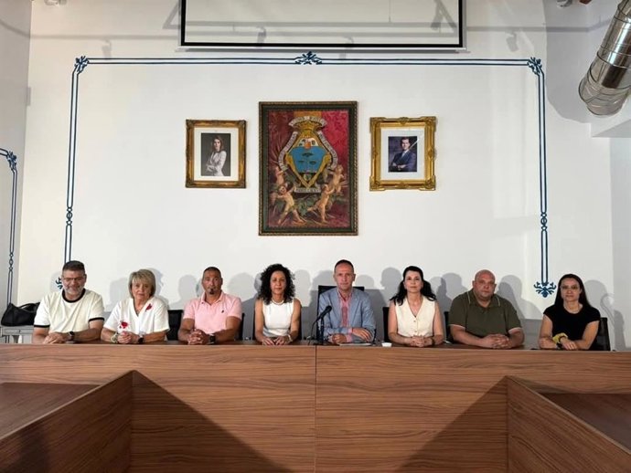 Comparecencia del alcalde de Pinoso (Alicante), Lázaro Azorín, acompañado de su equipo de gobierno este viernes en la Casa de Don Pedro