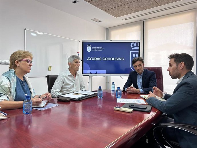 El consejero de Fomento e Infraestructuras, Jorge García Montoro, se reúne con miembros de la Asociación Murcia Cohousing para hablar de la nueva convocatoria de ayudas a este tipo de viviendas colaborativas