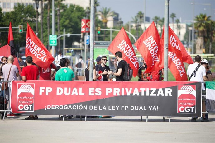 Unos 40 sindicalistas protestan en Barcelona contra la FP Dual