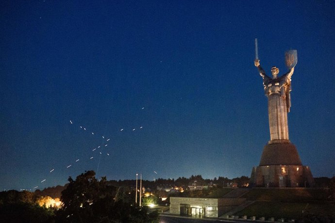 Tiros disparados por sistemas de defesa aérea na capital ucraniana, Kiev, em face de um ataque do exército russo (arquivo).