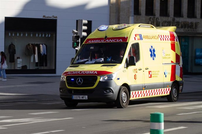 Archivo - Imagen de una ambulancia en Valladolid