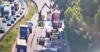 Cortada la AP-7 en La Granada (Barcelona) por la retirada de cristales que transportaba un camión