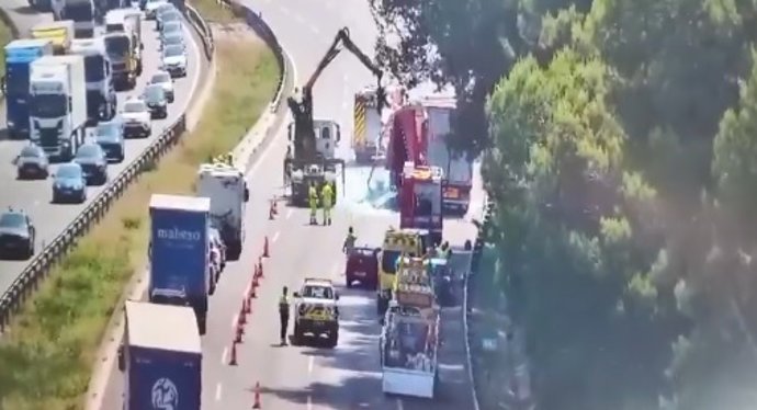 Cortada la AP-7 en La Granada (Barcelona) por la retirada de cristales que transportaba un camión