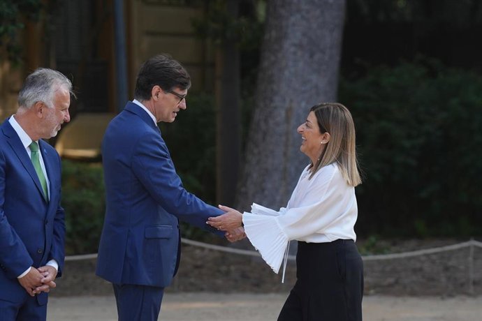 El presidente de la Generalitat de Cataluña, Salvador Illa, recibe a la presidenta de Cantabria, María José Sáenz de Buruaga, a su llegada a la XXVIII Conferencia de Presidentes