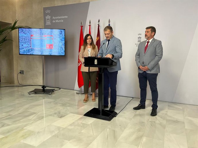 El concejal de Pedanías y Vertebración Territorial, Marco Antonio Fernández, informa del plan en rueda de prensa