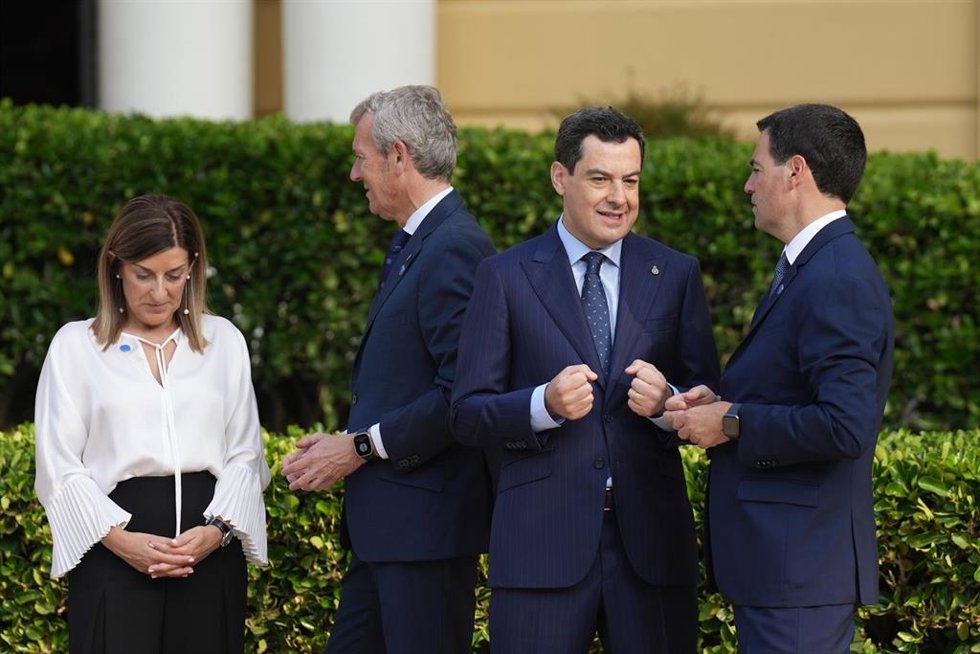 (I-D) La presidenta de Cantabria, María José Sáenz de Buruaga; el presidente de Galicia, Alfonso Rueda; el presidente de Andalucía, Juanma Moreno y el lehendakari, Imanol Pradales, a su llegada a la XXVIII Conferencia de Presidentes, en Palau de Pedralb