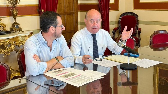 El alcalde de Antequera (Málaga), Manuel Barón, y el teniente de alcalde delegado de Vivienda, Alberto Arana, en rueda de prensa