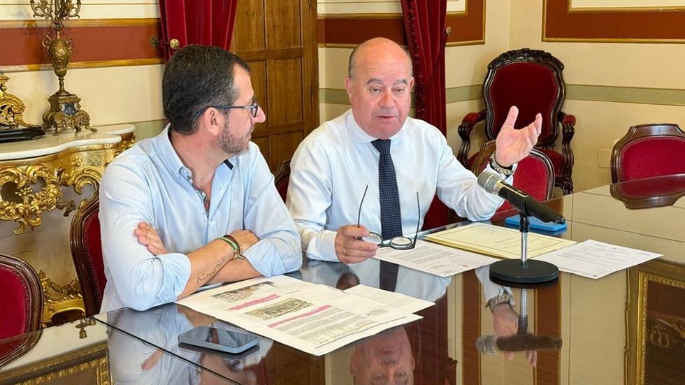 El alcalde de Antequera (Málaga), Manuel Barón, y el teniente de alcalde delegado de Vivienda, Alberto Arana, en rueda de prensa