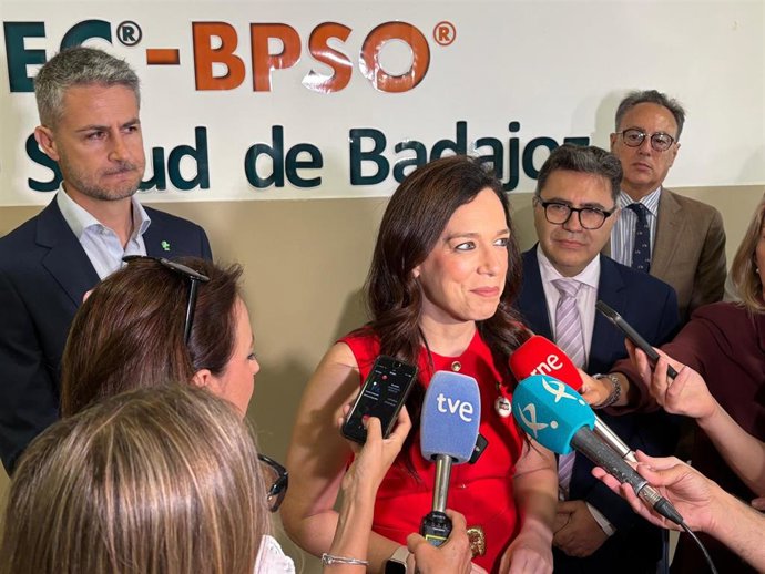 La consejera de Salud, Sara García Espada, atiende a los medios de comunicación