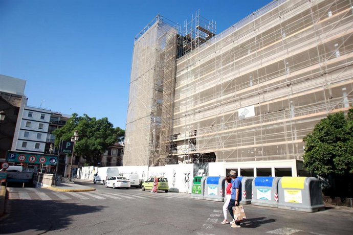 Archivo - Fachada en obras, cubierta de andamios, de la antigua comisaría de Policía entre las plazas de la Concordia y la Gavidia, en foto de archivo.