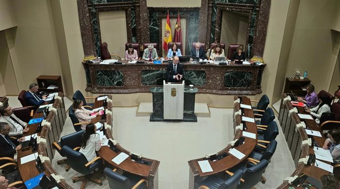El consejero de Educación y Formación Profesional, Víctor Marín, durante su intervención en la Asamblea Regional