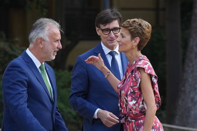 (I-D) El ministro de Política Territorial, Ángel Víctor Torres; el presidente de la Generalitat de Cataluña, Salvador Illa y la presidenta de Navarra, María Chivite, a su llegada a la XXVIII Conferencia de Presidentes.