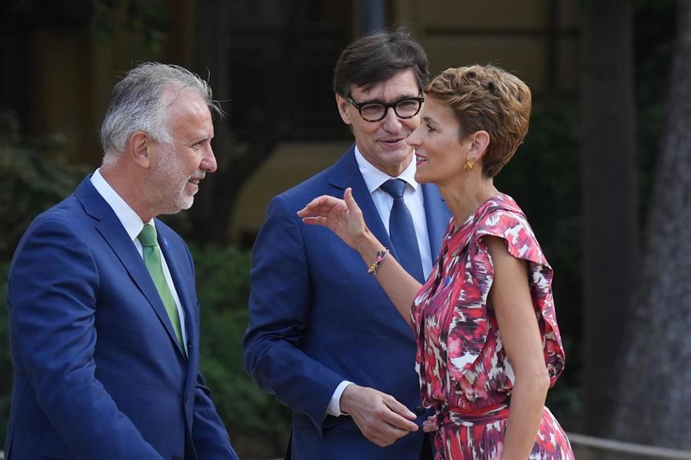 (I-D) El ministro de Política Territorial, Ángel Víctor Torres; el presidente de la Generalitat de Cataluña, Salvador Illa y la presidenta de Navarra, María Chivite, a su llegada a la XXVIII Conferencia de Presidentes.